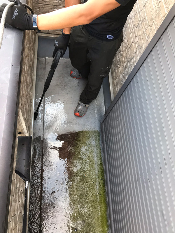 京都府南丹市Ｈ邸雨漏り修理ベランダ防水工事施工中写真