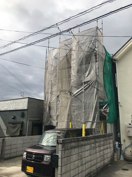 大阪部枚方市Ｙ邸屋根工事、外壁塗装工事施工中