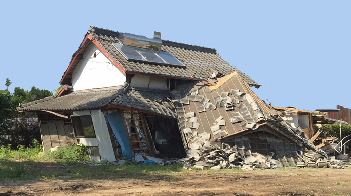 地震で崩れた屋根