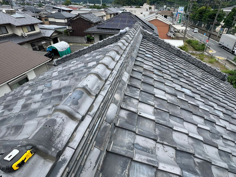 雨漏りが発生している瓦屋根の施工前の状況