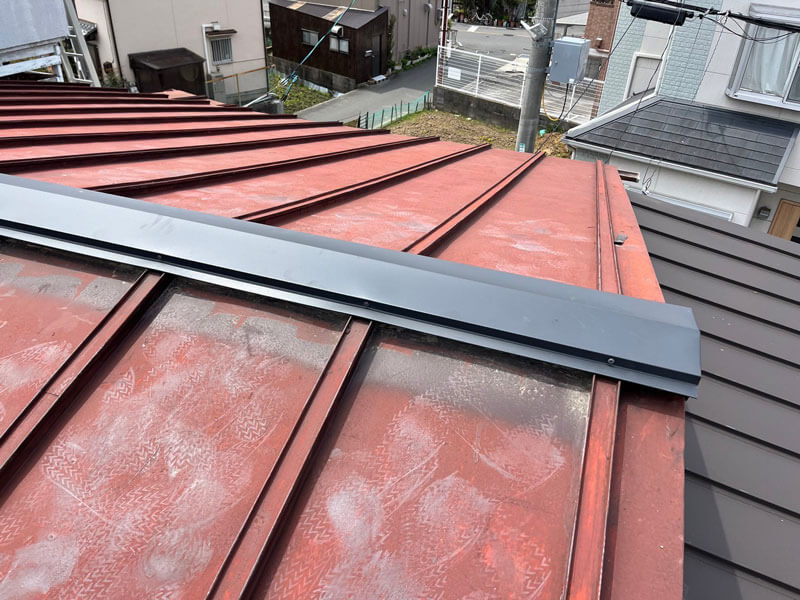 棟板金の巴部（取り合い部）施工状況