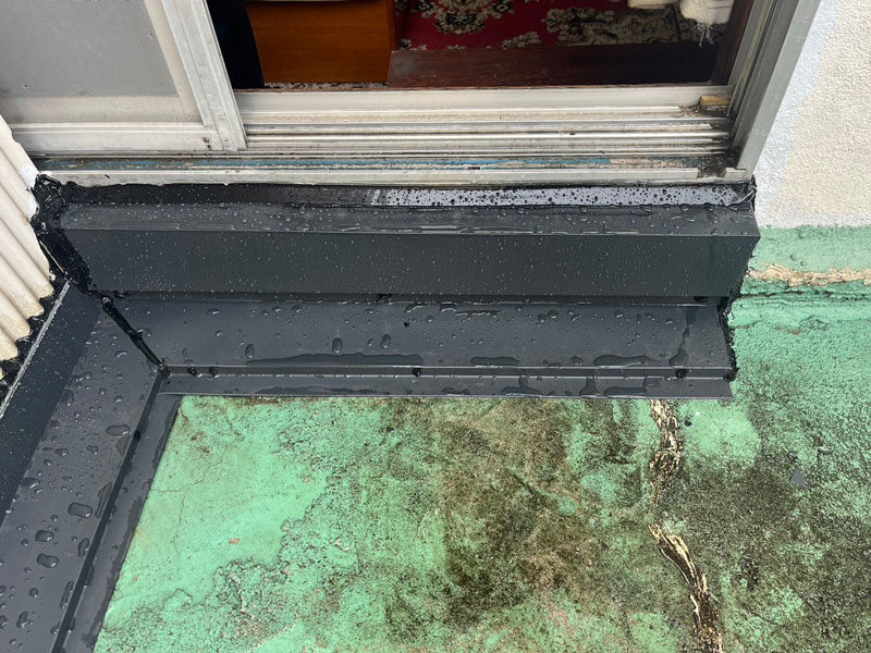 掃き出し窓下の板金防水施工後の状態