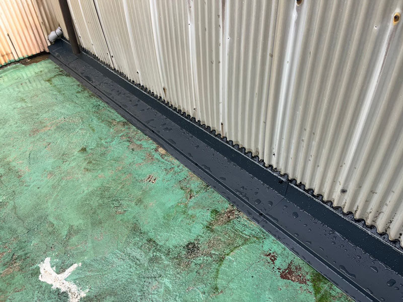 波板下の雨押え板金施工による雨水侵入対策