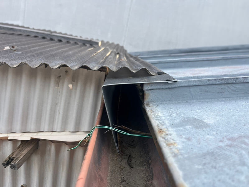 屋根端部に設置したL字板金によるオーバーフロー対策