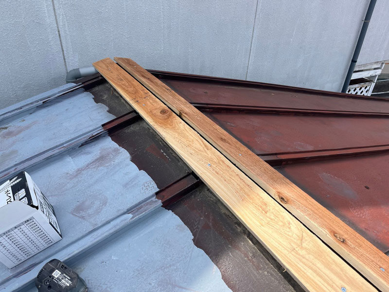 新しい貫板の設置状況（下地交換施工中）