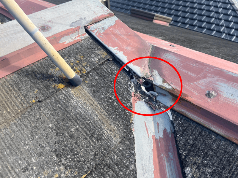スレート屋根・鳩小屋棟・ケラバ・谷に穴が開いた状態の写真