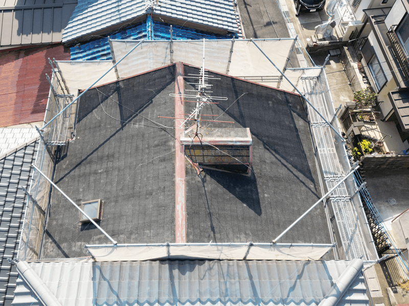 足場設置後ドローン撮影・鳩小屋天窓つき切妻屋根全体の写真