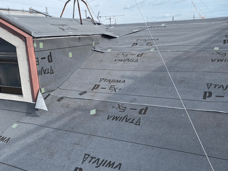 ルーフィング防水シート全面張り施工している様子