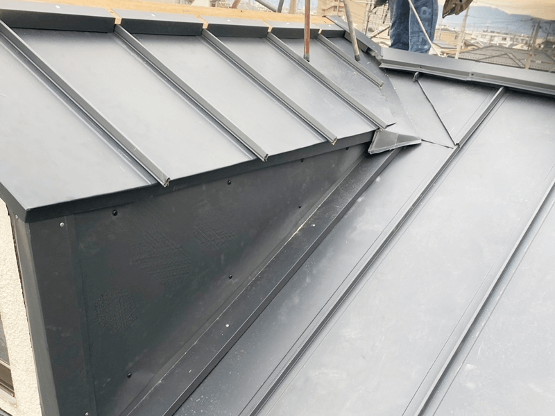 接合部ルーフィング補強・板金立上げ・谷部天窓周り雨仕舞処理している様子