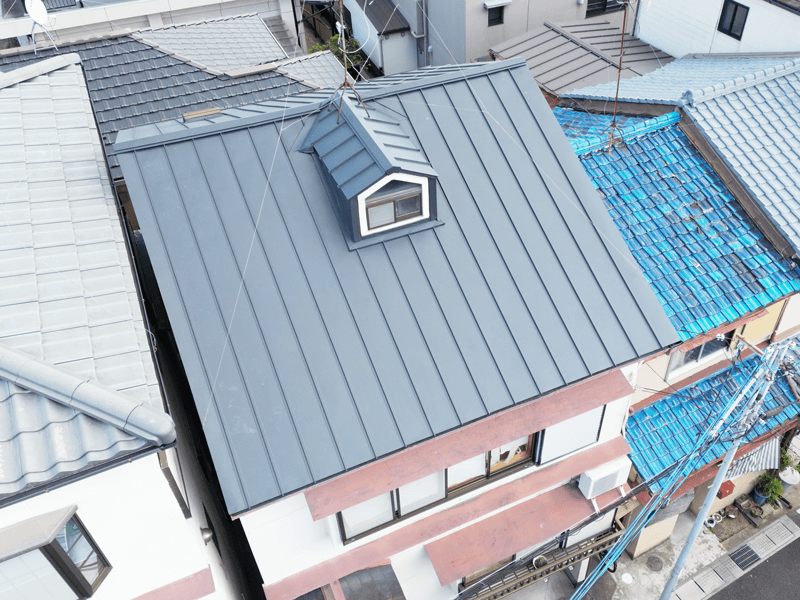 ガルバリウム鋼板立平葺きカバー工法完成・鳩小屋天窓まわり施工後の写真