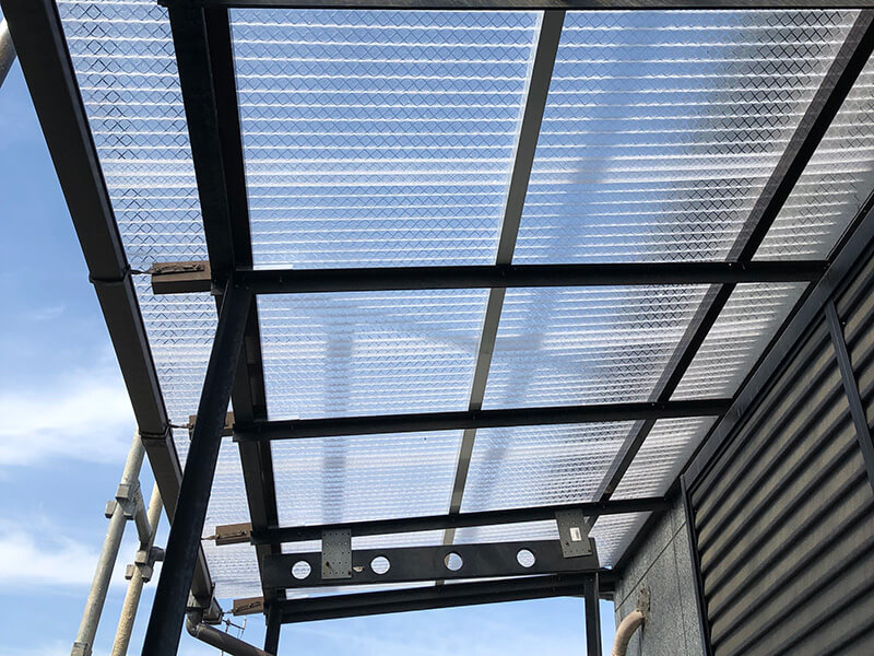 クリアのポリカーボネート波板に全面張り替えが完了したベランダの施工後写真