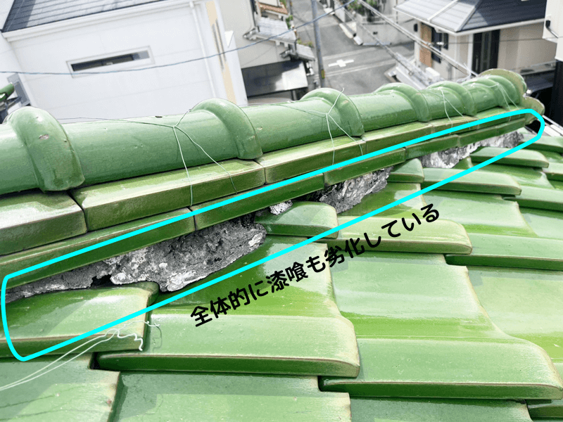 屋根全体・漆喰劣化・メンテナンス必要状態の写真