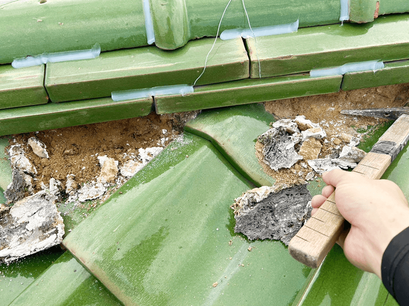 古い漆喰撤去・下地処理・瓦屋根施工中の様子