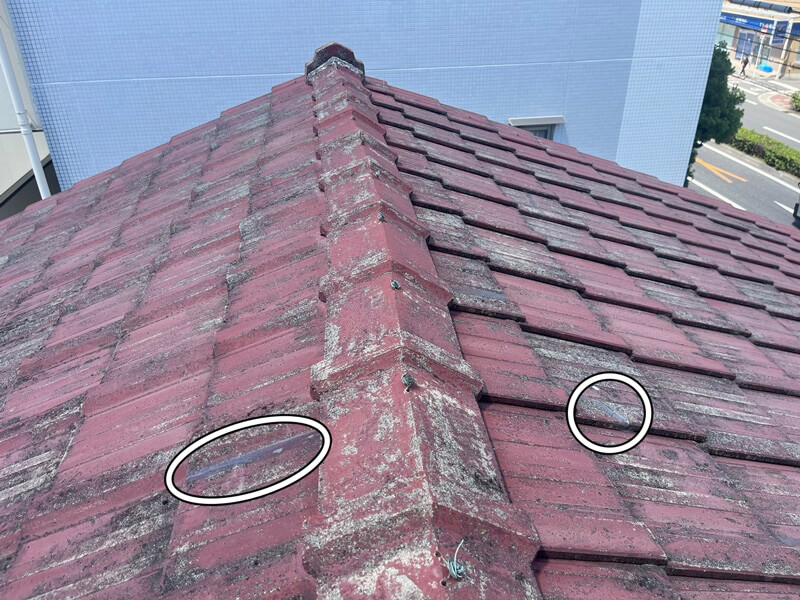 セメント瓦屋根の割れやズレが発生している様子