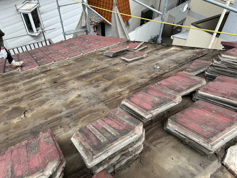 セメント瓦を撤去し屋根下地が露出した状態