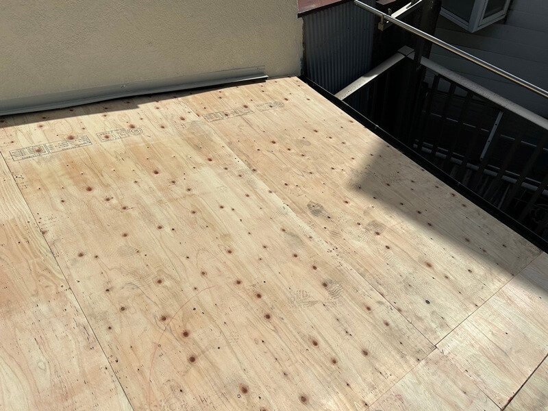 構造用合板を新設した屋根下地施工の様子