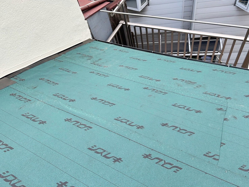 屋根全体にルーフィング（防水シート）を施工した様子