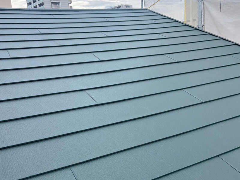 スーパーガルテクトで仕上げた屋根全体の完成状態