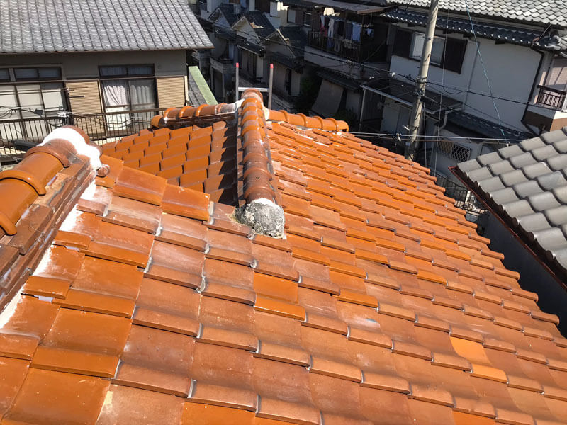 修理が完了し、きれいに整えられた赤茶色の瓦屋根。