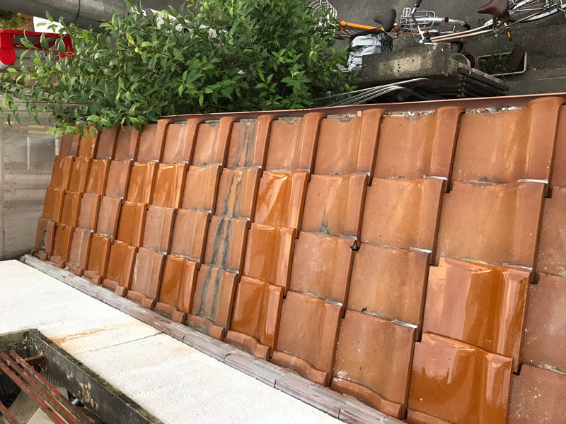 下屋根の割れた瓦を交換した。