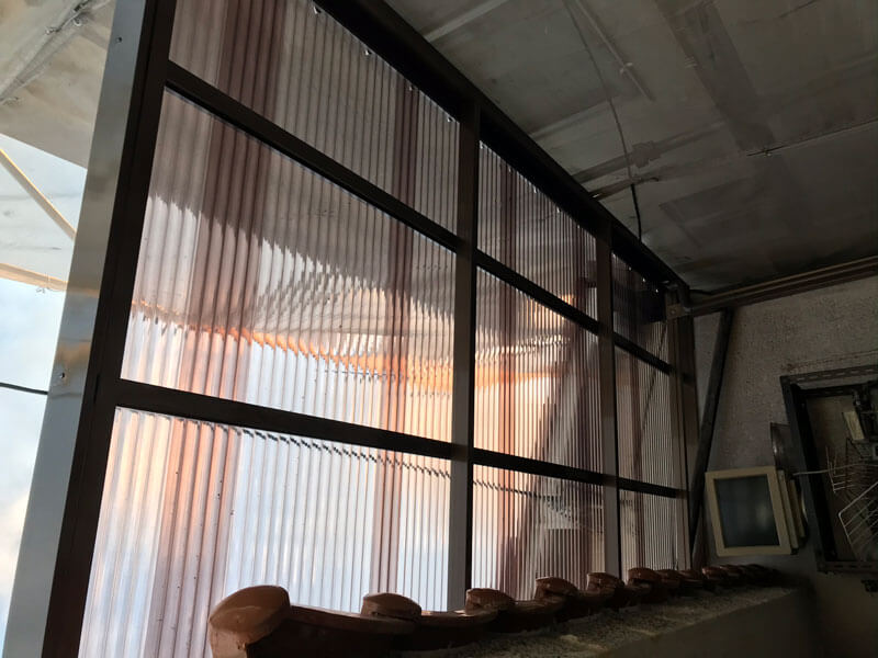 ベランダ屋根の波板と骨組みも修復しました。