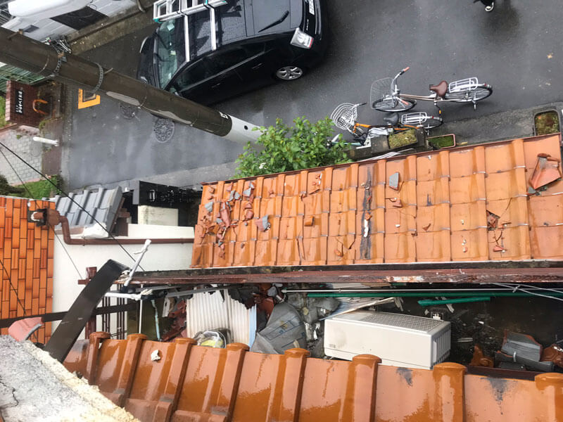 下屋根の瓦も割れている様子。