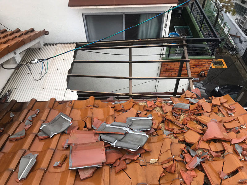 ベランダ屋根の波板が飛んでいる様子。