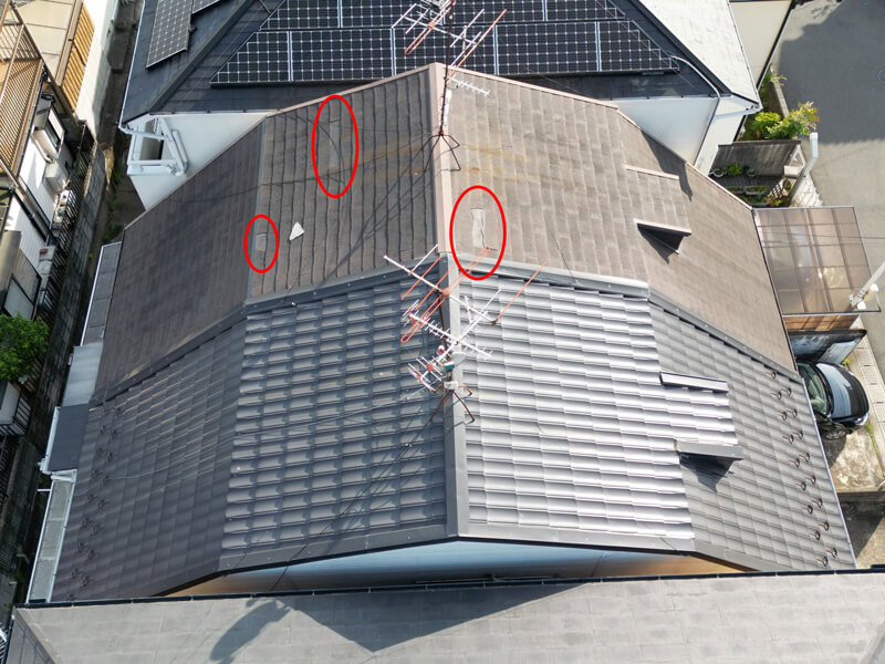 急勾配3階建て屋根・屋根材割れをドローン調査している写真