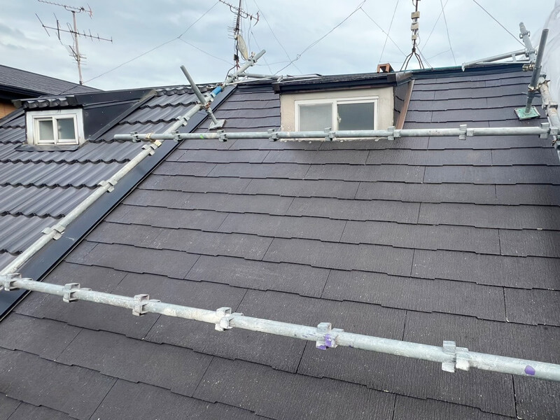 高圧洗浄・シーラー下塗りで屋根塗装の下地処理をしている様子