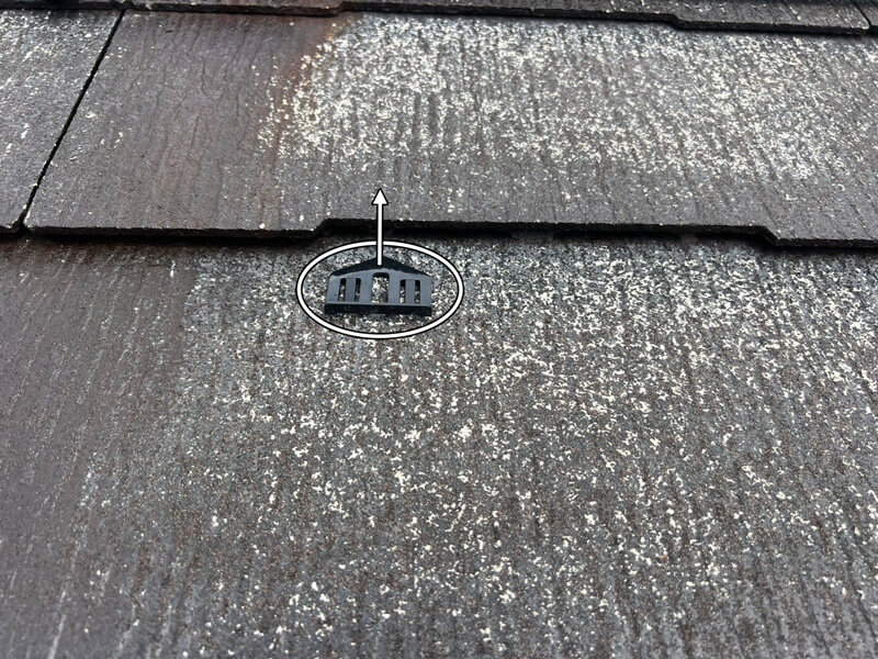 タスペーサーで縁切り処理をしている様子