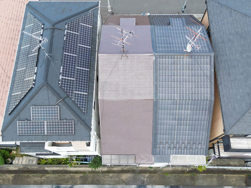 屋根塗装上塗り完了後にドローンで仕上がりを確認している写真1