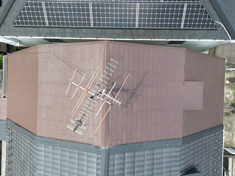 屋根塗装上塗り完了後にドローンで仕上がりを確認している写真2