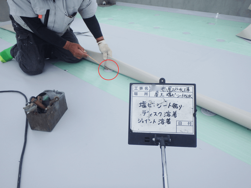 ドレン廻り シート防水 念入り補修している様子