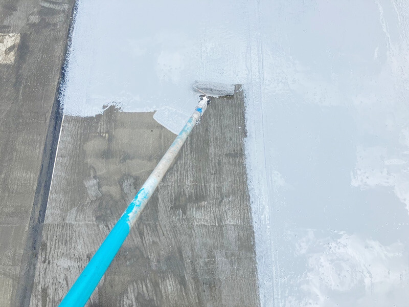 ウレタン防水材の1層目を屋上に塗布している様子