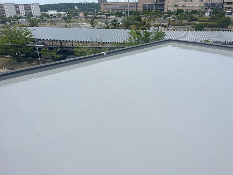 ウレタン防水施工が完了した屋上の仕上がり状態の写真