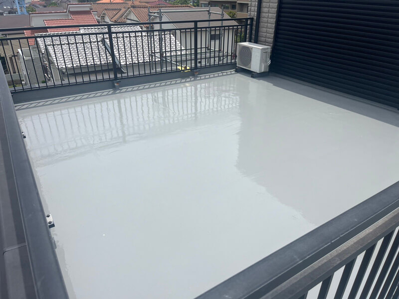 2階バルコニーのウレタン防水施工が完了した状態の写真