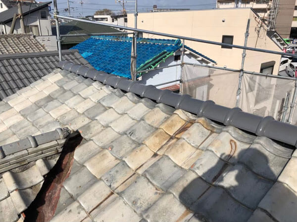 ガイドライン工法で棟瓦を復旧した施工後の屋根