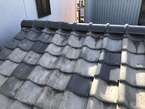 棟瓦の接合部を適切に仕上げた施工後の状態