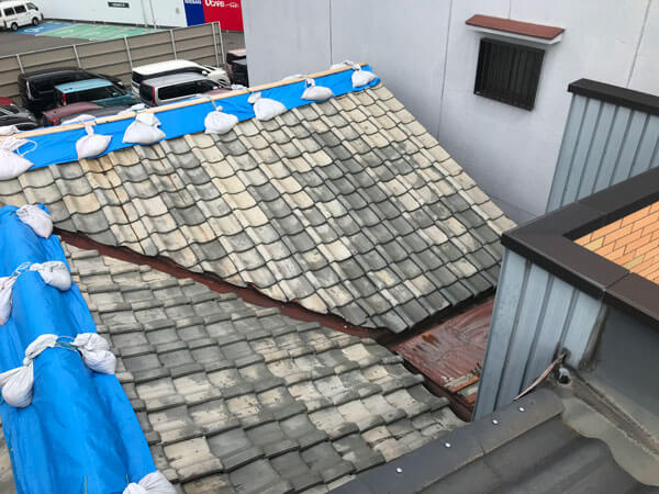 棟瓦が広範囲に欠損している屋根の状況