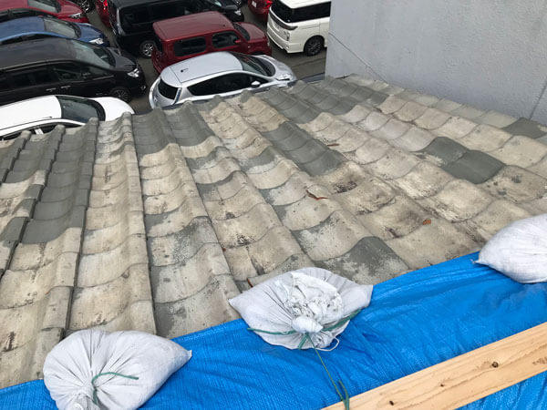 屋根下に駐車場があるため落下防止対策が必要な現場