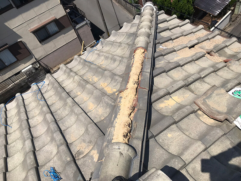 台風で5寸丸が飛散し葺き土がむき出しになった隅棟の施工前写真