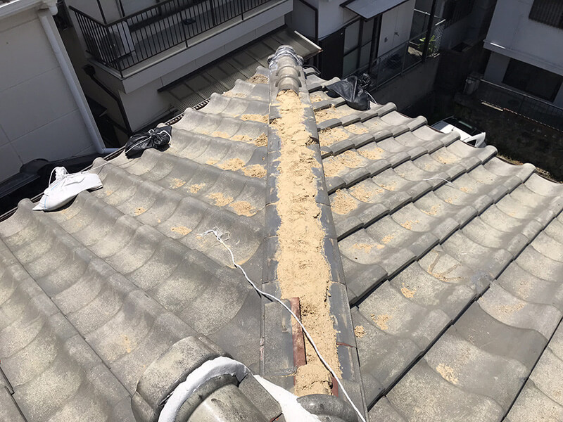 台風で5寸丸と熨斗瓦が飛散した棟瓦の施工前写真