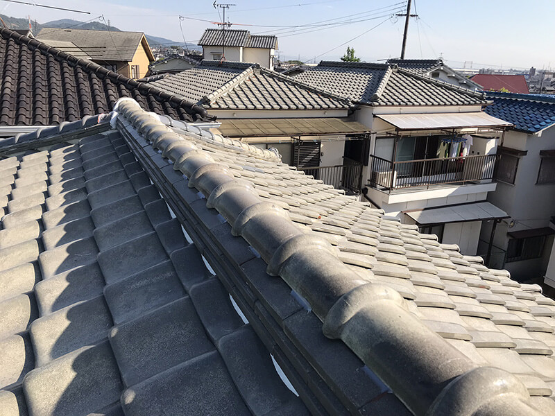 被災していない棟瓦にもコーキングで予防処置を施した施工後写真