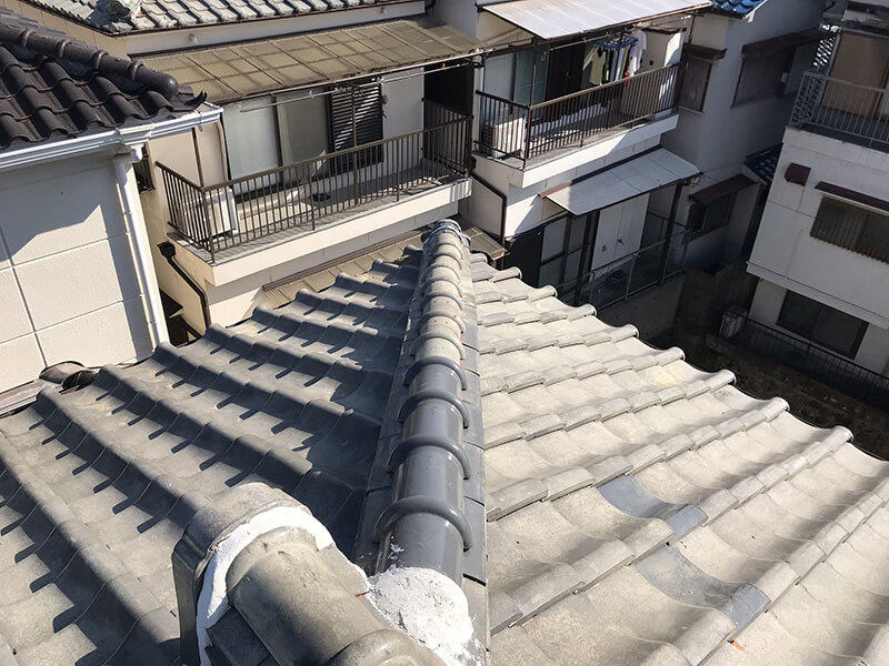 飛散した棟瓦を新しい瓦で補充した施工後の瓦屋根写真