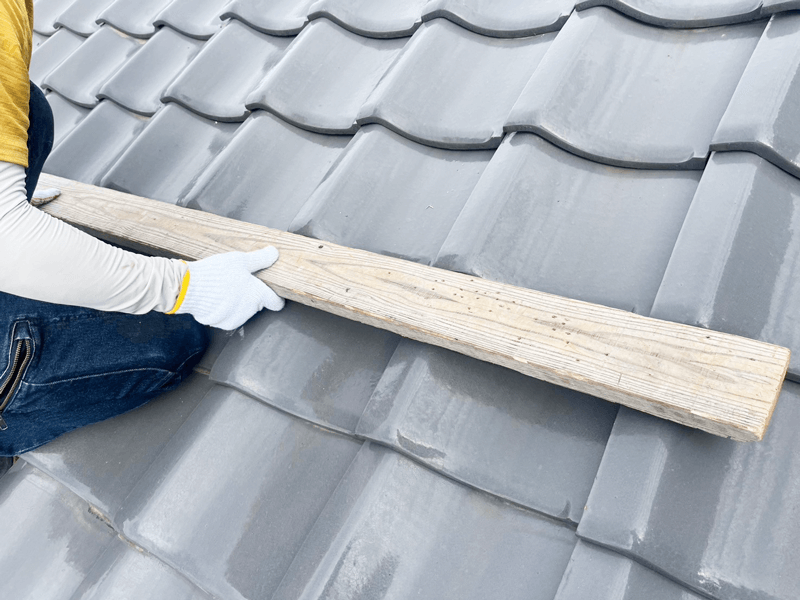 瓦 位置調整 ズレ修正 施工中