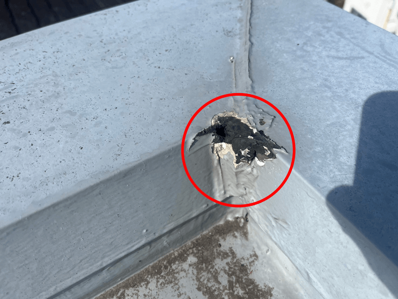 笠木コーキング劣化・雨漏り原因箇所の写真