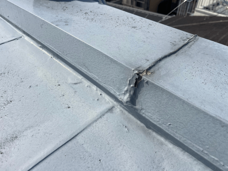 笠木全体のコーキング劣化・塗膜剥がれの写真