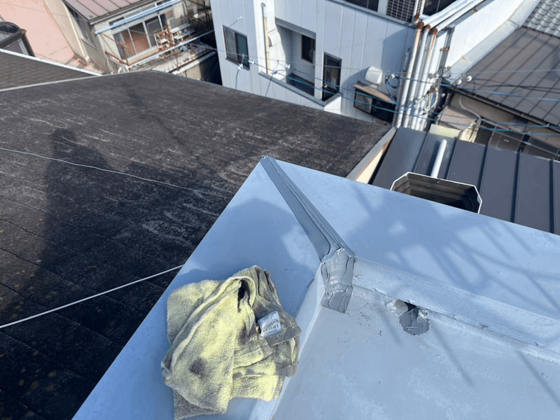 笠木コーキング補修している様子