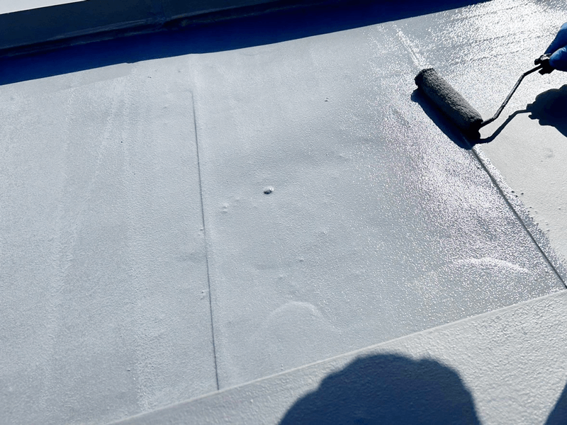 トタン用塗料2回目仕上げ塗りを施工している様子
