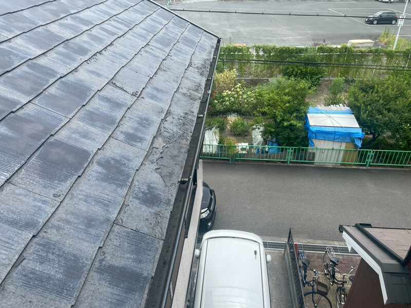 塗装施工不良による塗膜剥がれが発生したコロニアル屋根の写真